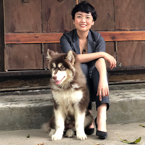 Chó Alaska thuần chủng cùng cô chủ tại trang trại giống