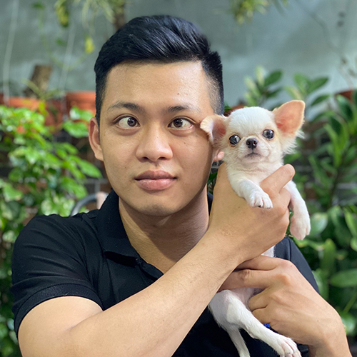 Bé chó Chihuahua Teacup lông trắng được bế bởi người đàn ông đang cười rạng rỡ