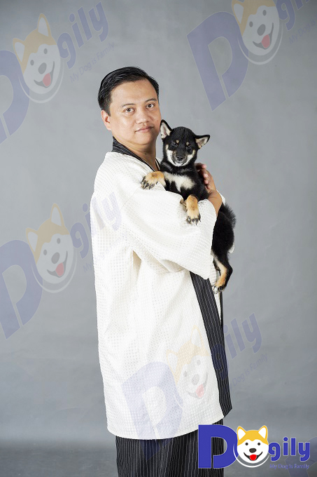 Anh ., Founder của Chomeocanh.com cùng một bé Shiba Inu màu đen trong một bộ hình cost play.