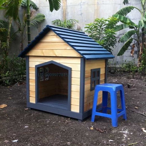 Chuồng chó gỗ thanh lý mái xanh, đặt ngoài sân vườn kèm ghế nhựa