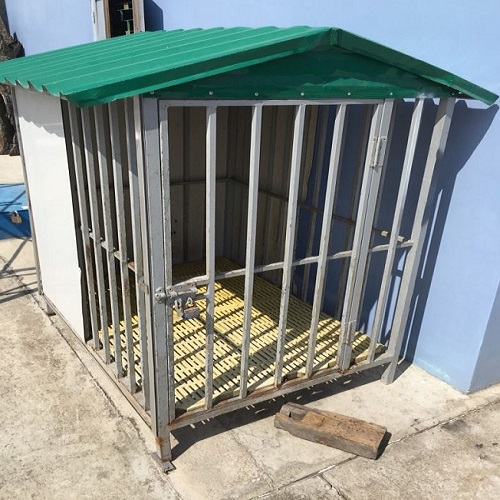 Chuồng chó bằng sắt mái tôn xanh đơn giản, tự làm tại nhà