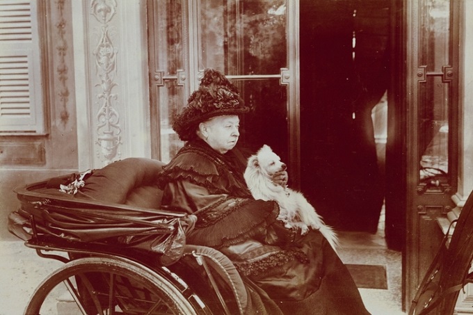 Nữ hoàng Victorian cùng cún cưng Pomeranian trên xe kéo.