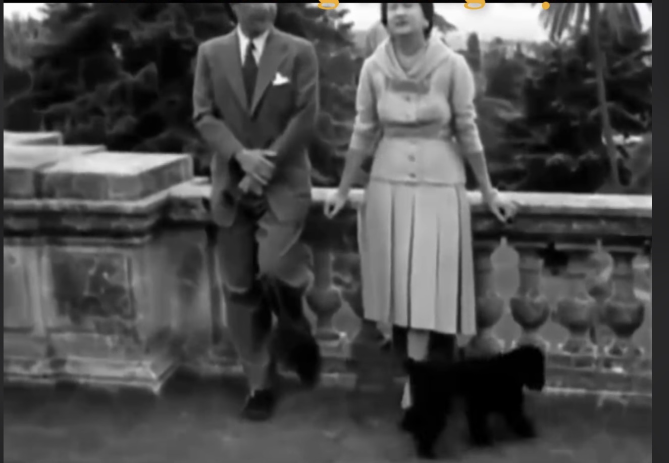 Cựu hoàng Bảo Đại & Nam Phương Hoàng hậu bên chú chó Poodle đen