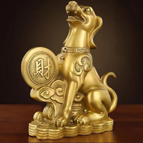 Tượng chó phong thủy màu vàng ôm đồng xu tượng trưng cho tài lộc và may mắn.