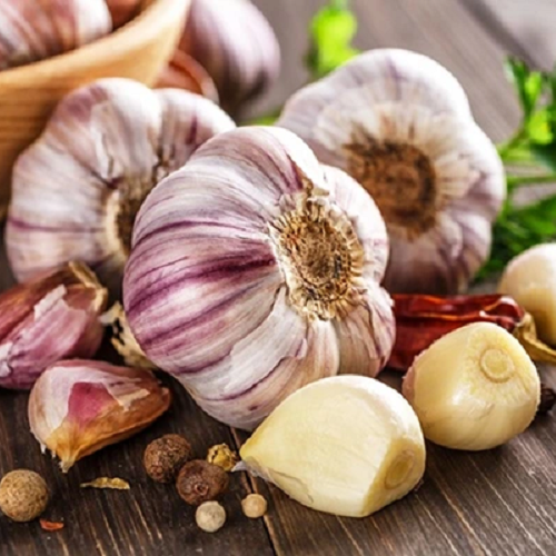 Tỏi tươi và tép tỏi trên bàn gỗ
