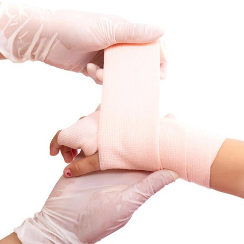 Băng bó vết thương tay sau khi bị chó cắn đúng cách.