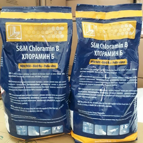 Hai gói Chloramin B dùng để khử trùng chuồng trại cho chó.