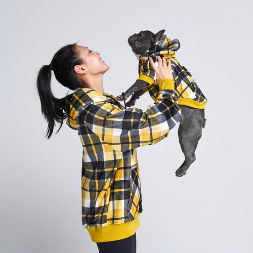 Cô gái và chó mặc áo hoodie kẻ caro đồng bộ