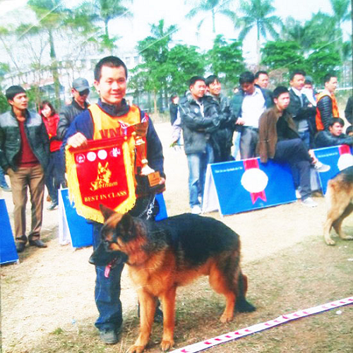 Huấn luyện viên Hoàng Văn Tuân và chó Becgie đạt giải tại trung tâm huấn luyện chó Hoàng Gia