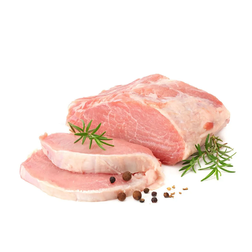 Thịt lợn tươi thái lát cùng gia vị và lá hương thảo trang trí.