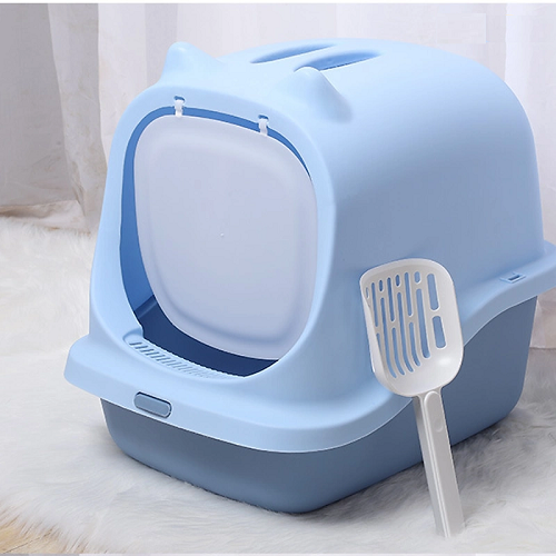 Nhà vệ sinh mèo có nắp màu xanh dương đi kèm xẻng xúc, đặt trên thảm lông trắng